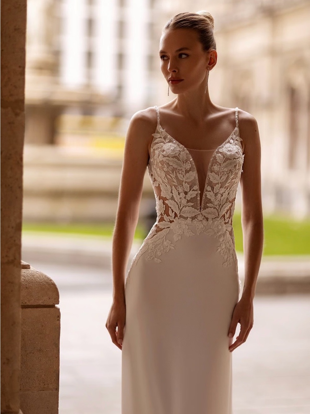 NWT Elegant Ivory Lace Bodice V-Neck Wedding Dress-Never Worn - Picture 3 of 7
